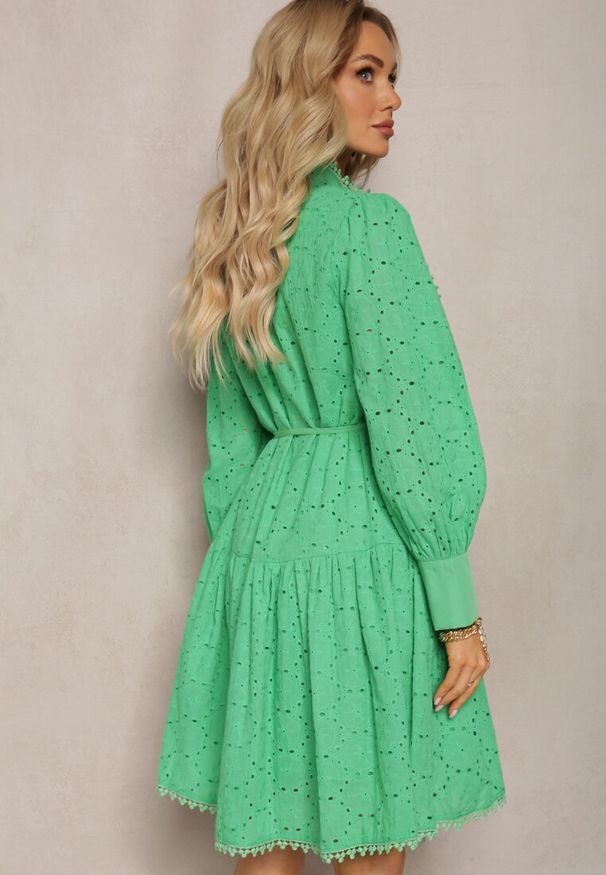 Renee - Zielona Sukienka Zdobiona Haftowaniem i Perłowymi Guzikami ze Stójką Wialon. Typ kołnierza: kołnierzyk stójkowy. Kolor: zielony. Materiał: tkanina. Wzór: aplikacja, haft. Styl: retro