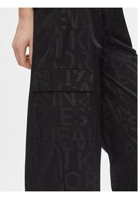 Calvin Klein Jeans Spodnie materiałowe Loose Logo Aop Cargo Pant J20J222596 Czarny Regular Fit. Kolor: czarny. Materiał: syntetyk