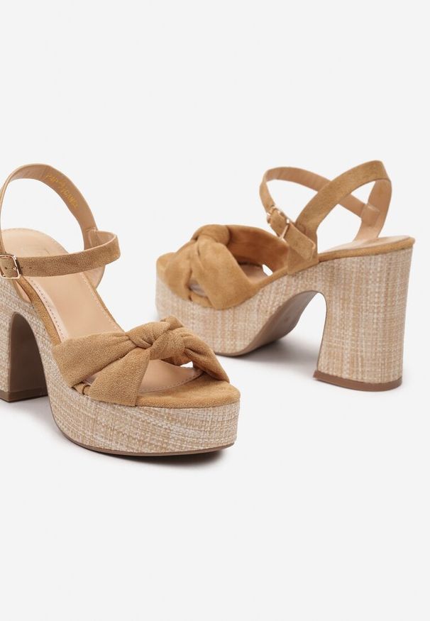 Born2be - Brązowe Sandały na Plecionym Obcasie z Ozdobnym Wiązaniem Ervini. Kolor: brązowy. Materiał: len. Obcas: na obcasie. Styl: elegancki, wizytowy. Wysokość obcasa: średni