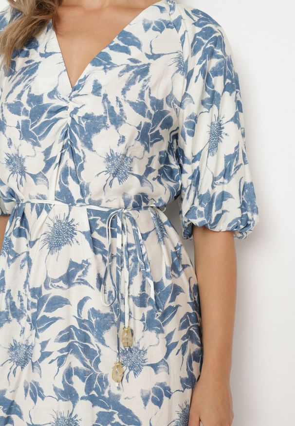 Born2be - Niebiesko-Biała Rozkloszowana Sukienka z Wiskozy Wykończona Bufiastymi Rękawami Maranea. Okazja: na co dzień. Typ kołnierza: dekolt w serek. Kolor: niebieski. Materiał: wiskoza. Typ sukienki: proste, w kształcie A. Styl: elegancki, klasyczny, casual