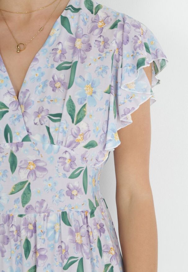Born2be - Jasnofioletowa Sukienka Taliowana z Wiskozy w Kwiaty Adomisia. Kolor: fioletowy. Materiał: wiskoza. Wzór: kwiaty. Sezon: wiosna, lato