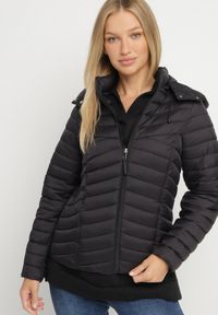 Born2be - Czarna Pikowana Kurtka Przejściowa z Kapturem Suritta. Okazja: na co dzień. Typ kołnierza: kaptur. Kolor: czarny. Materiał: jeans. Styl: klasyczny, casual, sportowy #3