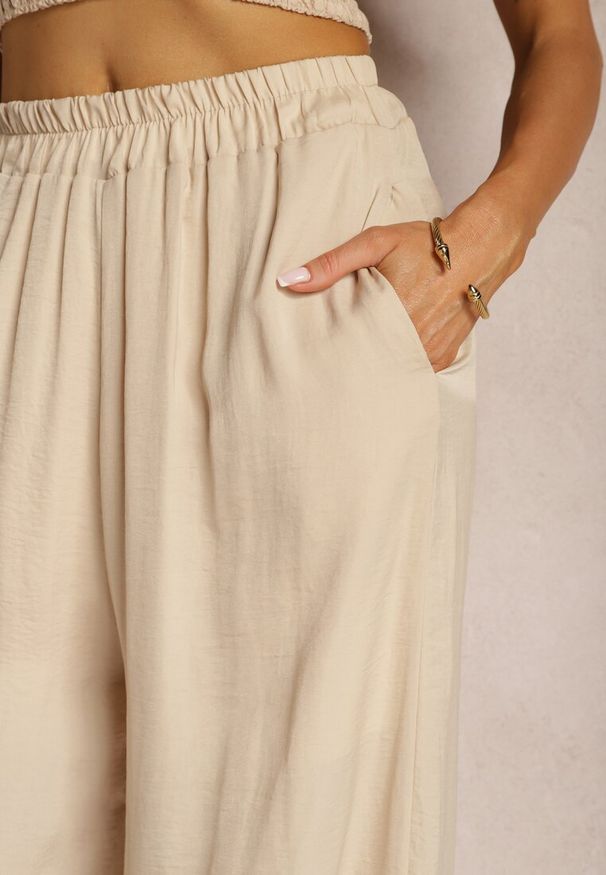 Renee - Beżowe Wiskozowe Spodnie Szerokie High Waist Rissalene. Okazja: na spotkanie biznesowe, do pracy. Stan: podwyższony. Kolor: beżowy. Materiał: wiskoza. Styl: biznesowy, elegancki