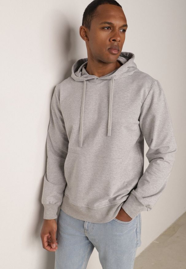 Born2be - Szara Bluza z Kapturem i Kieszenią Typu Kangur Aqialei. Okazja: na co dzień. Typ kołnierza: kaptur. Kolor: szary. Materiał: jeans, dresówka. Wzór: gładki. Styl: casual