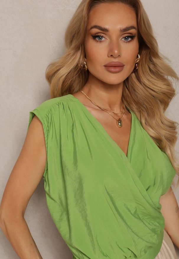 Renee - Zielony Casualowy Wiskozowy Top Zapinany na Zamek Błyskawiczny z Kopertowym Dekoltem Firoana. Okazja: na co dzień. Kolor: zielony. Materiał: wiskoza. Sezon: lato. Styl: casual