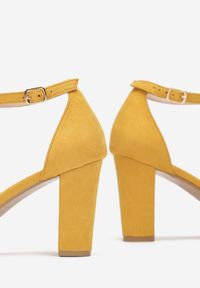 Born2be - Żółte Sandały Perameia. Nosek buta: okrągły. Zapięcie: pasek. Kolor: żółty. Wzór: gładki, jednolity. Sezon: lato. Obcas: na obcasie. Wysokość obcasa: średni #5
