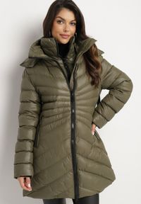 Born2be - Ciemnozielona Pikowana Kurtka Zimowa o Dłuższym Fasonie z Kapturem Sialdra. Okazja: na co dzień, do pracy, na spacer. Typ kołnierza: kaptur. Kolor: zielony. Długość: długie. Sezon: zima. Styl: casual, elegancki #4