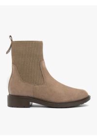 Ryłko - Piaskowe sztyblety ze ściągaczem. Okazja: na co dzień. Nosek buta: okrągły. Kolor: beżowy. Materiał: skóra, welur. Szerokość cholewki: normalna. Obcas: na obcasie. Styl: casual, street. Wysokość obcasa: niski #1