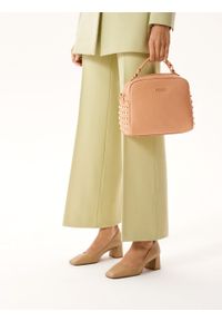 Kazar - Skórzana torebka kuferek zdobiona nitami. Kolor: beżowy. Wzór: aplikacja. Materiał: skórzane. Rodzaj torebki: do ręki #3