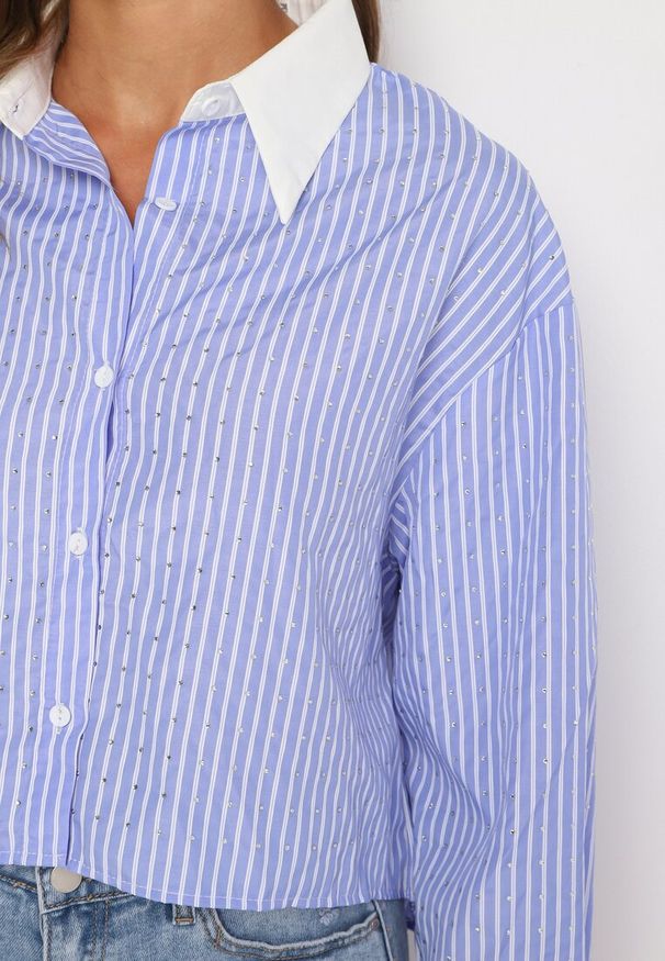 Born2be - Niebieska Klasyczna Koszula w Paski Ozdobiona Kieszeniami i Cyrkoniami Zandrea. Okazja: na spotkanie biznesowe. Kolor: niebieski. Długość rękawa: długi rękaw. Długość: długie. Wzór: paski, aplikacja. Styl: klasyczny