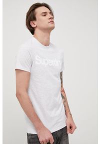 Superdry t-shirt męski kolor szary z nadrukiem. Okazja: na co dzień. Kolor: szary. Materiał: bawełna. Wzór: nadruk. Styl: casual