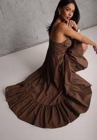 Renee - Brązowa Rozkloszowana Sukienka z Bawełny z Wiązanymi Ramiączkami Milistia. Okazja: na co dzień. Typ kołnierza: dekolt gorset. Kolor: brązowy. Materiał: bawełna. Długość rękawa: na ramiączkach. Typ sukienki: gorsetowe. Styl: casual, elegancki #7