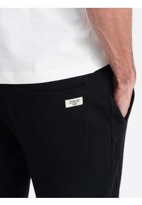 Ombre Clothing - Męskie spodnie dresowe typu jogger - czarne V5 OM-PABS-0173 - XXL. Okazja: na co dzień. Kolor: czarny. Materiał: dresówka. Wzór: aplikacja. Styl: casual