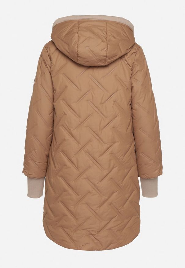 Born2be - Jasnobrązowa Pikowana Kurtka z Przedłużonym Tyłem i Kapturem Melune. Okazja: na co dzień. Kolor: brązowy. Materiał: jeans. Wzór: aplikacja. Styl: klasyczny, casual