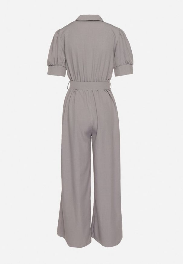 Born2be - Szary Taliowany Kombinezon z Ozdobną Klamrą Filateia. Kolor: szary. Styl: elegancki