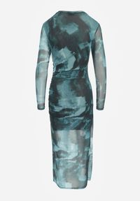 Renee - Zielona Dopasowana Sukienka Siateczkowa Maxi z Rozcięciem i Marszczeniem Soininen. Kolor: zielony. Materiał: tkanina. Wzór: nadruk. Typ sukienki: dopasowane. Styl: elegancki. Długość: maxi #8