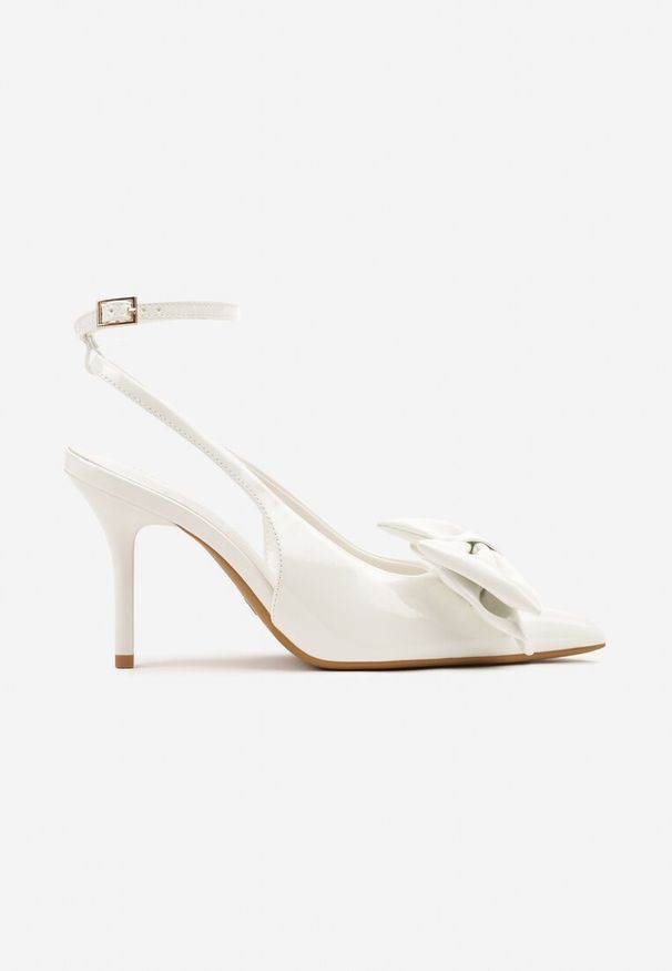 Born2be - Białe Sandały na Obcasie Vices z Lakierowanej Skóry z Ozdobną Kokardką Florozia. Okazja: na wesele, na ślub cywilny. Zapięcie: bez zapięcia. Kolor: biały. Materiał: lakier, skóra. Obcas: na obcasie. Styl: elegancki, klasyczny. Wysokość obcasa: średni