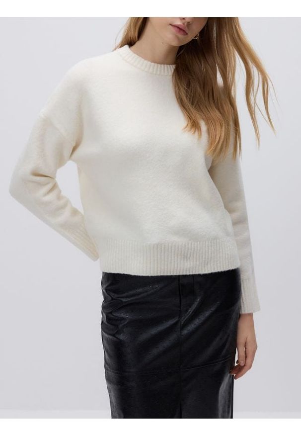 Reserved - Sweter z obniżoną linią ramion - kremowy. Kolor: kremowy. Materiał: dzianina, wełna