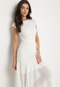 Born2be - Biała Rozkloszowana Sukienka z Ażurowym Wzorem i Paskiem Galindella. Kolor: biały. Wzór: ażurowy. Styl: klasyczny #4