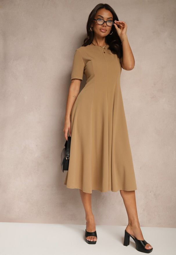 Renee - Ciemnobeżowa Sukienka Rozkloszowana o Taliowanym Fasonie Telaswena. Okazja: na co dzień. Kolor: beżowy. Styl: elegancki, casual