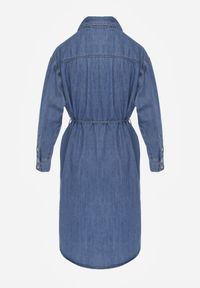 Renee - Niebieska Jeansowa Sukienka Koszulowa Oversize z Bawełną i Paskiem Cianatra. Okazja: na co dzień. Kolor: niebieski. Materiał: bawełna, jeans. Typ sukienki: oversize, koszulowe. Styl: casual, wizytowy #6
