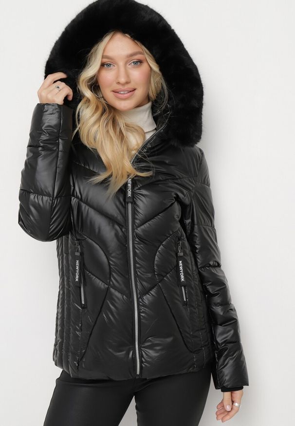 Born2be - Czarna Pikowana Kurtka z Kapturem Ozdobionym Futerkiem Caelara. Typ kołnierza: kaptur. Kolor: czarny. Materiał: futro. Wzór: aplikacja