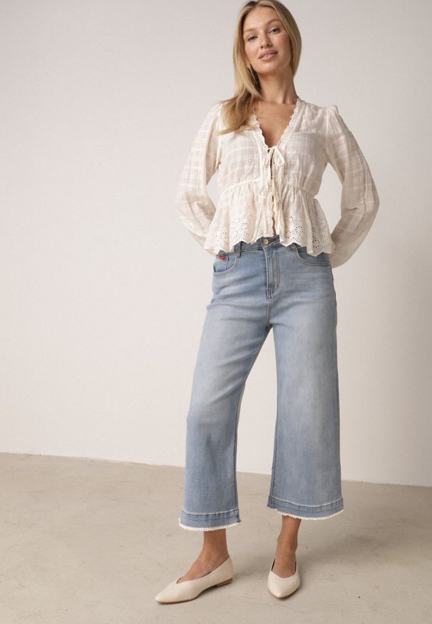 Born2be - Niebieskie Jeansy Kuloty z Bawełną o Szerokim Kroju z Wysokim Stanem i Perełkami Kharope. Okazja: na co dzień. Stan: podwyższony. Kolor: niebieski. Styl: casual, elegancki, boho