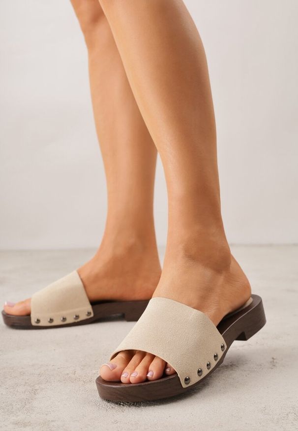 Renee - Beżowe Klapki z Nitami po Bokach Xerxathan. Okazja: na co dzień. Kolor: beżowy. Styl: casual