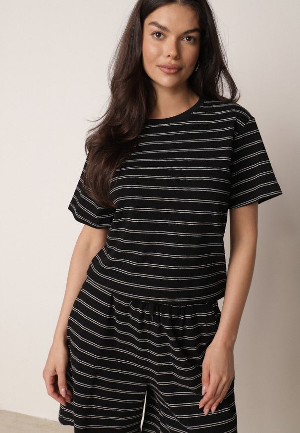 Born2be - Czarny Bawełniany T-shirt w Poziome Paski Rive. Okazja: do pracy, na co dzień. Kolor: czarny. Materiał: bawełna. Długość: krótkie. Wzór: paski. Styl: klasyczny, casual