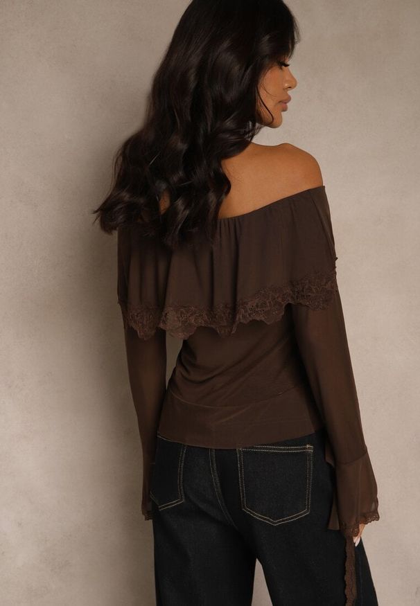 Renee - Brązowa Bluzka Off Shoulder z Falbankami z Siateczki z Bawełny i Wiskozy Fenisella. Typ kołnierza: kołnierz z falbankami. Kolor: brązowy. Materiał: wiskoza, bawełna. Styl: elegancki, glamour