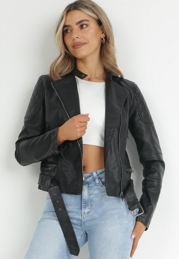 Born2be - Czarna Kurtka z Asymetrycznym Suwakiem i Regulowanym Paskiem ze Sprzączką Zhathe. Typ kołnierza: kołnierzyk stójkowy. Kolor: czarny. Materiał: skóra