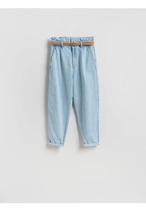 Reserved - Jeansy paperbag z paskiem - niebieski. Kolor: niebieski