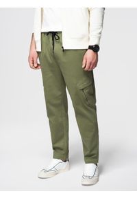 Ombre Clothing - Męskie dzianinowe joggery z kieszeniami cargo – oliwkowe V3 - Rozmiar: M. Okazja: na co dzień. Kolor: oliwkowy. Materiał: dzianina. Wzór: aplikacja. Styl: casual