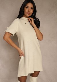 Renee - Jasnobeżowa Sukienka Sweterkowa o Trapezowym Kroju z Perełkami Liatusea. Okazja: na co dzień. Kolor: beżowy. Materiał: jeans. Typ sukienki: trapezowe. Styl: casual #4