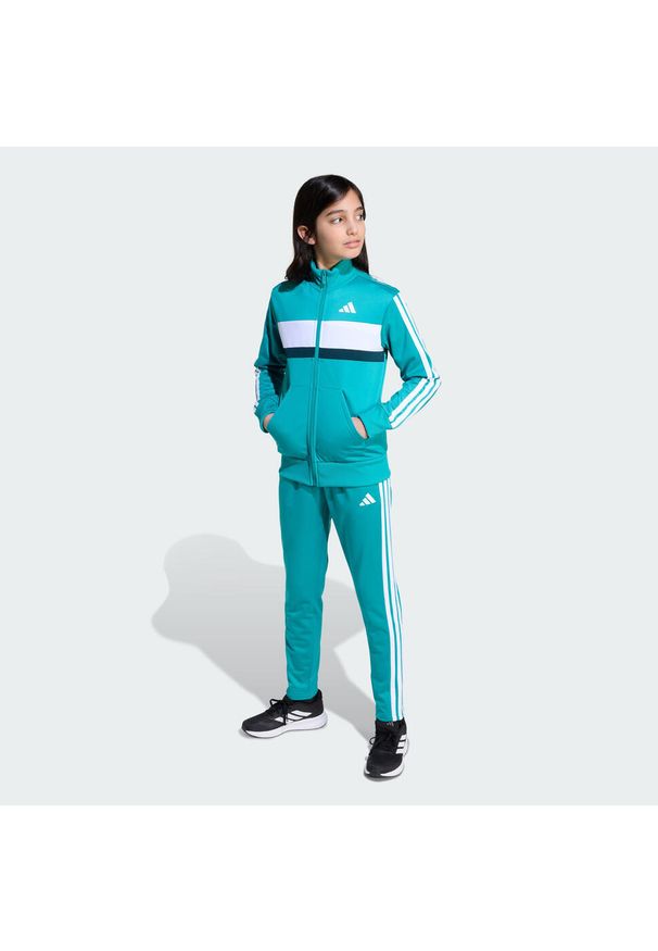 Adidas - Dres Seasonal Essentials Tiberio 3-Stripes Tricot Kids. Okazja: na uczelnię. Kolor: niebieski, zielony, biały, wielokolorowy. Materiał: dresówka. Styl: sportowy, młodzieżowy