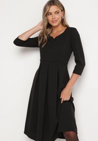 Born2be - Czarna Rozkloszowana Sukienka z Rękawem 3/4 Nomiel. Okazja: na co dzień. Typ kołnierza: dekolt w kształcie V. Kolor: czarny. Typ sukienki: rozkloszowane. Styl: klasyczny, casual, elegancki #7