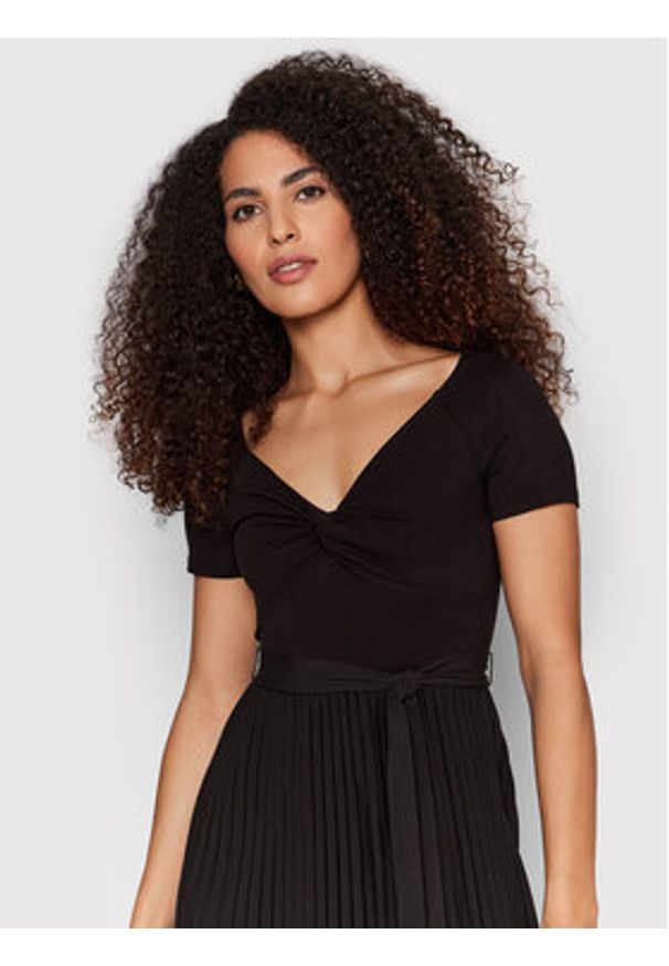 Guess Sukienka codzienna Erynn WBGK86 WE6D1 Czarny Slim Fit. Okazja: na co dzień. Kolor: czarny. Materiał: syntetyk. Typ sukienki: proste. Styl: casual