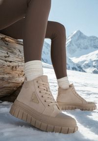 Born2be - Ciemnobeżowe Botki Vices w Stylu Traperów z Grubą Tłoczoną Podeszwą z Ozdobą Alurriva. Okazja: na co dzień. Kolor: beżowy. Materiał: jeans. Wzór: aplikacja. Styl: casual #1