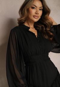 Renee - Czarna Elegancka Sukienka w Stylu Vintage z Powlekanymi Guzikami i Marszczeniami Lefandia. Typ kołnierza: kołnierzyk stójkowy. Kolor: czarny. Styl: vintage, elegancki