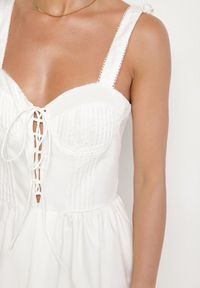 Born2be - Biała Bawełniana Sukienka Vices w Rustykalnym Stylu z Wiązaniem Fenavira. Okazja: na co dzień. Kolor: biały. Materiał: bawełna. Długość rękawa: na ramiączkach. Wzór: aplikacja. Styl: casual #4