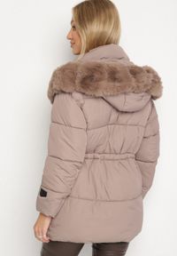 Born2be - Ciemnobeżowa Kurtka z Pikowanymi Przeszyciami i Kapturem z Futerkiem Galiadia. Okazja: na spacer, na co dzień. Kolor: beżowy. Materiał: futro. Styl: casual, klasyczny, sportowy #6