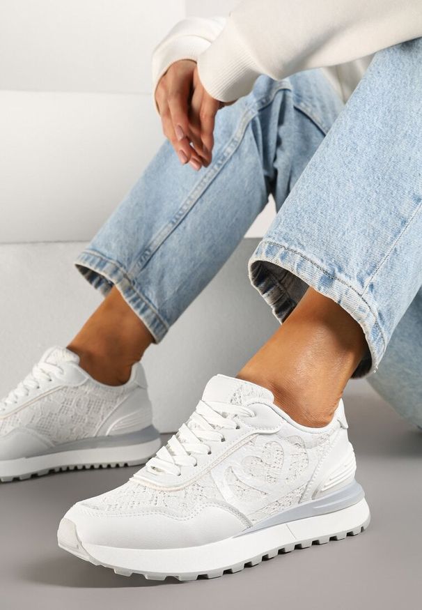 Born2be - Białe Sneakersy Zdobione Koronką Callriva. Okazja: na co dzień. Kolor: biały. Materiał: koronka. Wzór: aplikacja, koronka. Obcas: na płaskiej podeszwie