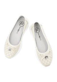 Półbuty damskie Filippo, cholewka ze skóry naturalnej z subtelną perforacją wsuwany fason z ozdobną kokardą, beżowe, DP6718/26. Kolor: beżowy. Materiał: skóra. Szerokość cholewki: normalna #4