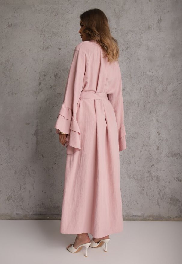 Renee - Różowa Koszulowa Sukienka z Wiskozy Ozdobiona Paskiem i Falbanami Tinethra. Okazja: na co dzień. Kolor: różowy. Materiał: wiskoza. Wzór: aplikacja. Typ sukienki: koszulowe. Styl: elegancki, casual, wizytowy