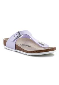 Japonki Birkenstock Gizeh Jr 1026885 fioletowe. Okazja: na co dzień. Kolor: fioletowy. Materiał: materiał. Wzór: paski. Sezon: lato. Styl: młodzieżowy, casual, elegancki