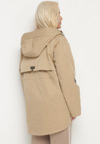 Born2be - Ciemnobeżowa Kurtka Parka z Kapturem i Kieszeniami Eradilla. Okazja: na co dzień, na spacer. Typ kołnierza: kaptur. Kolekcja: plus size. Kolor: beżowy. Długość rękawa: długi rękaw. Długość: długie. Wzór: aplikacja. Styl: klasyczny, casual, elegancki #4