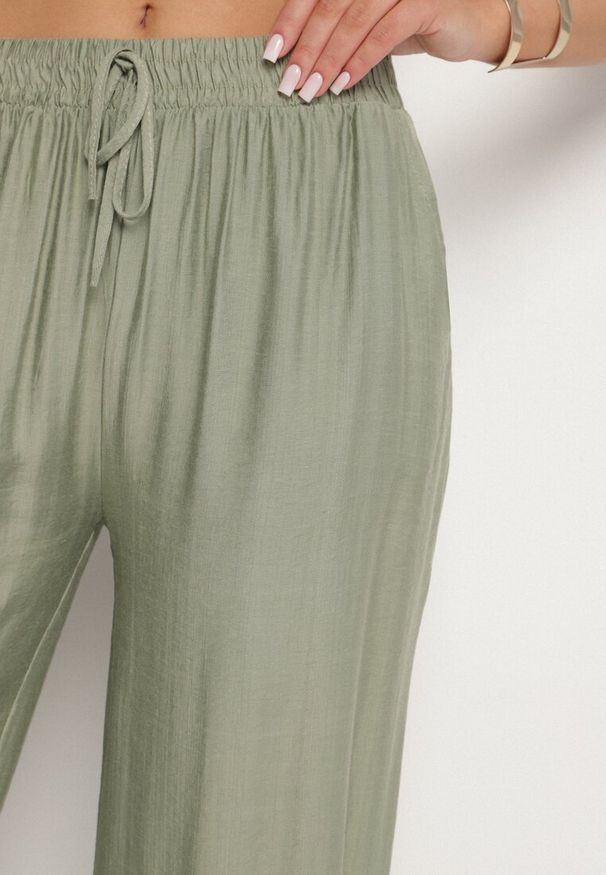 Born2be - Jasnozielone Wiskozowe Szerokie Spodnie z Wysokim Stanem Divola. Okazja: na co dzień, na spacer. Stan: podwyższony. Kolor: zielony. Materiał: wiskoza. Sezon: lato. Styl: klasyczny, casual
