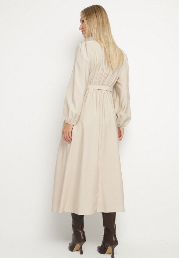 Born2be - Beżowa Wiskozowa Sukienka o Rozkloszowanym Kroju z Paskiem z Klamerką Arilesse. Okazja: na co dzień. Typ kołnierza: dekolt w kształcie V. Kolor: beżowy. Materiał: wiskoza. Długość rękawa: długi rękaw. Styl: casual, elegancki