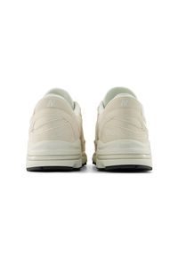 Buty unisex New Balance U100080P – beżowe. Kolor: beżowy. Materiał: zamsz. Szerokość cholewki: normalna #2