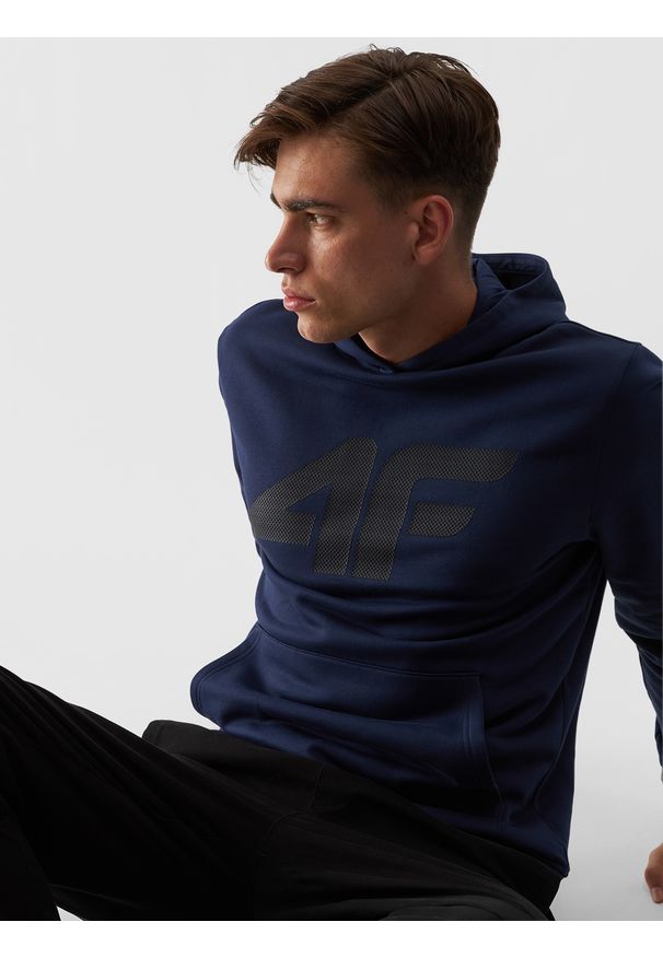 4f - 4F Bluza dresowa nierozpinana z kapturem męska - granatowa S. Okazja: na co dzień. Typ kołnierza: kaptur. Kolor: niebieski. Materiał: dresówka. Wzór: gładki, ze splotem, nadruk. Styl: casual, sportowy